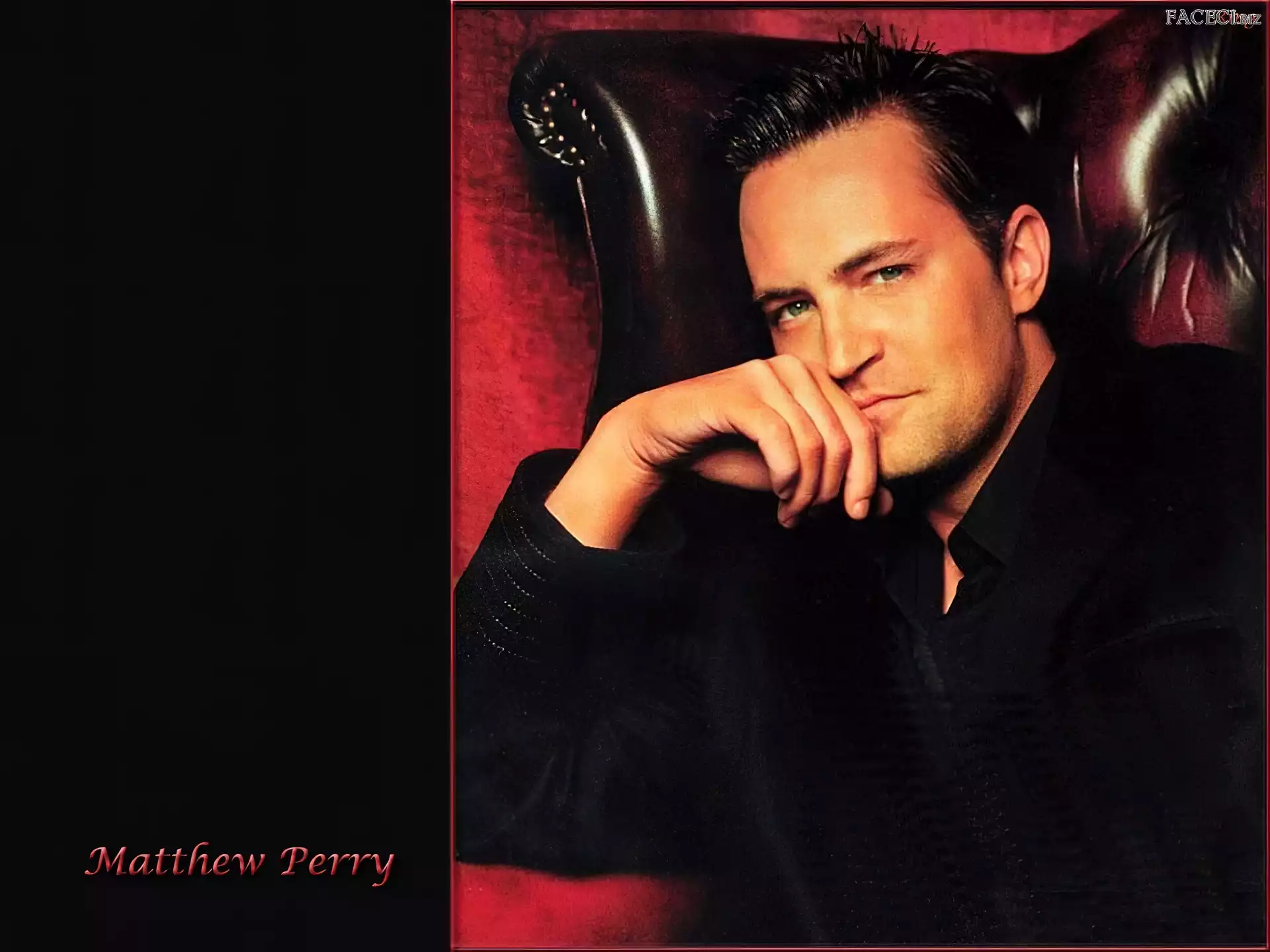 Mathew Perry, czarny strój
